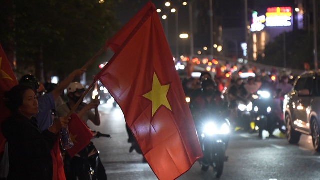 In Ho-Chi-Minh-Stadt feierten Fans auf den Straßen den Gewinn der Bronzemedaille der vietnamesischen U23-Nationalmannschaft bei der Asienmeisterschaft - Foto 2.