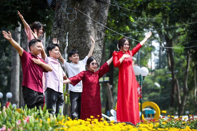 La festa primaverile dei fiori a Ho Chi Minh City è più vivace che mai - Foto 1. Hội hoa xuân ở TP.HCM rộn ràng chưa từng có- Ảnh 1.