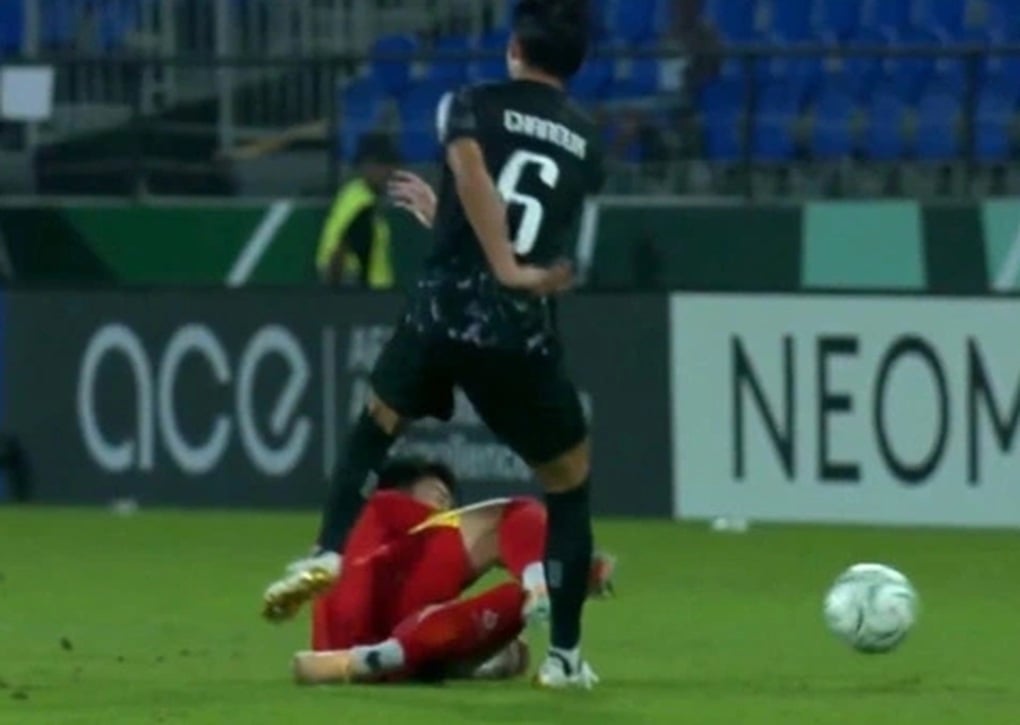Tras recibir una tarjeta roja, Dinh Bac se perderá el partido crucial de Vietnam - 1