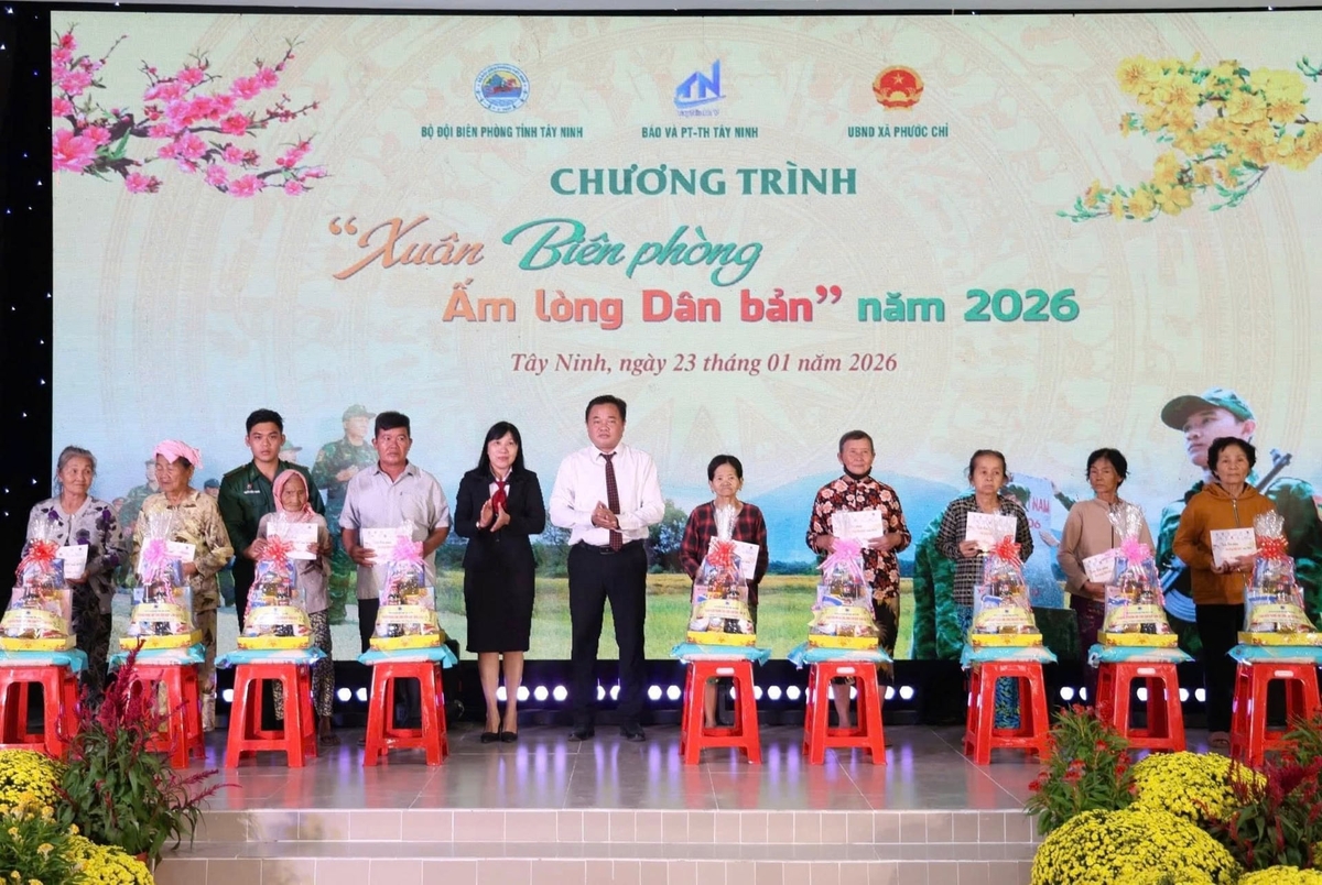 Mr. Nguyen Thanh Cuong - Secretary of the Party Committee of Phuoc Chi commune and Ms. Nguyen Thi Nghiem - Deputy Director of Agribank Long An branch, present gifts to the people. Photo: Nhat Minh.