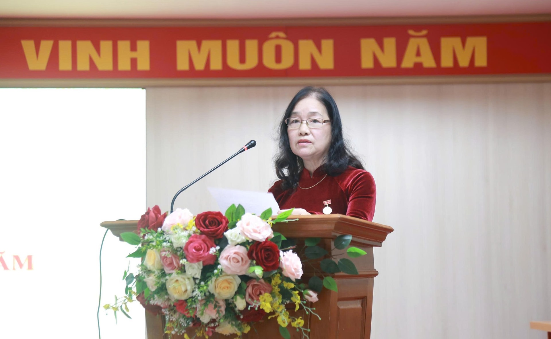 Đảng ủy phường Dương Nội trao tặng Huy hiệu Đảng đợt 3/2- Ảnh 2.