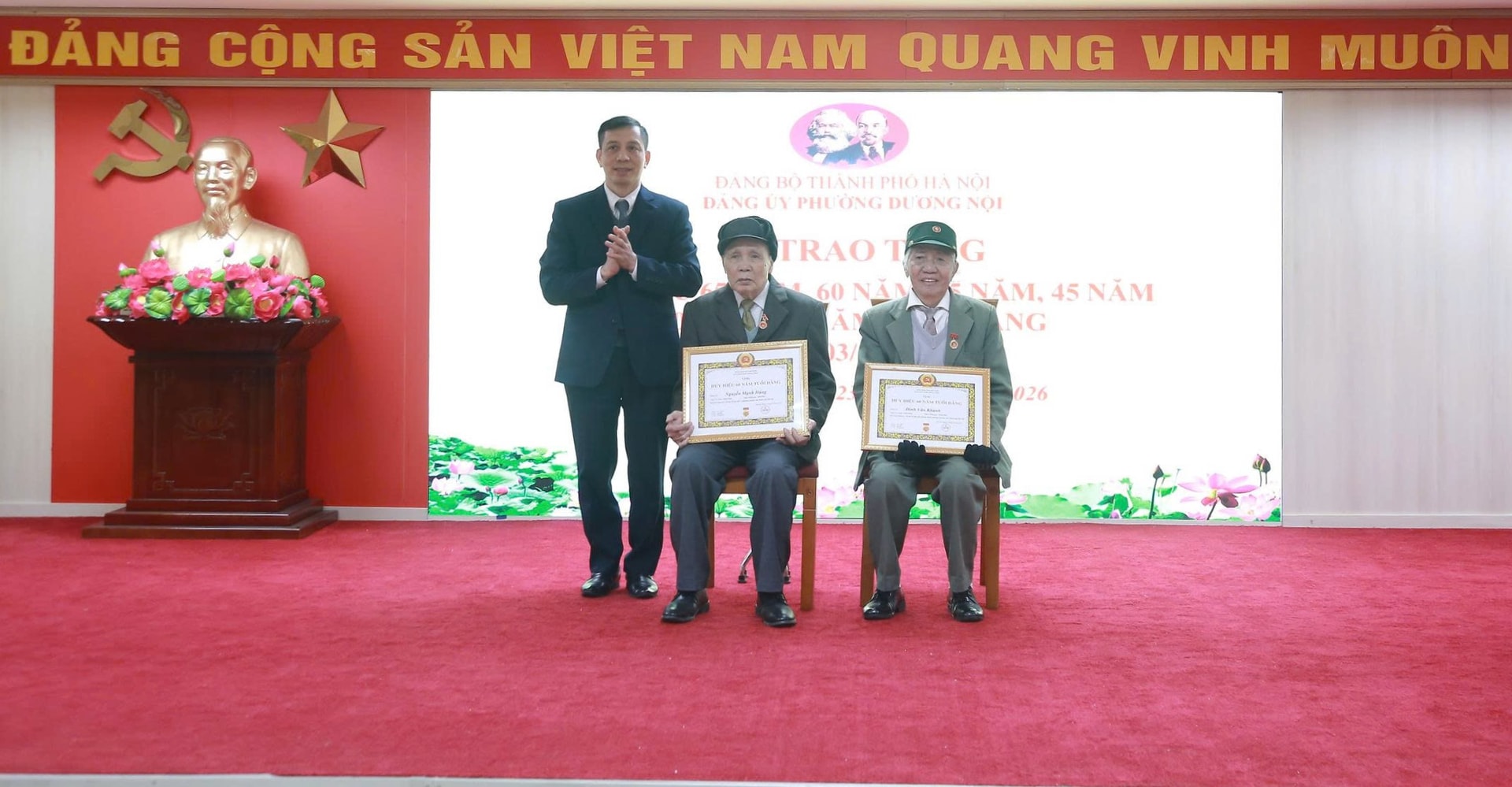 Đảng ủy phường Dương Nội trao tặng Huy hiệu Đảng đợt 3/2- Ảnh 4.