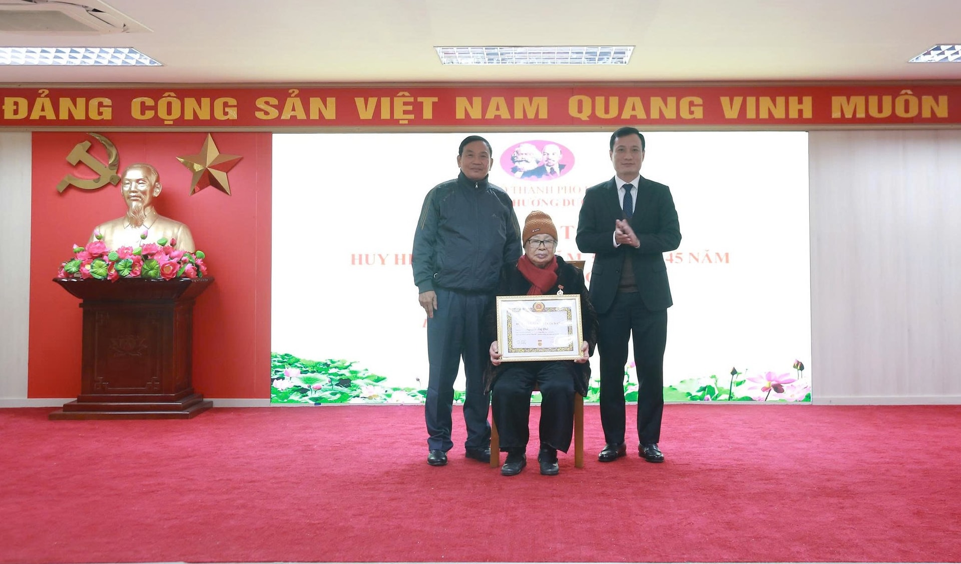 Đảng ủy phường Dương Nội trao tặng Huy hiệu Đảng đợt 3/2- Ảnh 5.