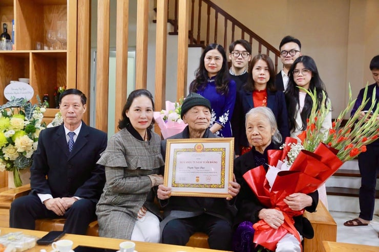 Đảng ủy phường Dương Nội trao tặng Huy hiệu Đảng đợt 3/2- Ảnh 6.