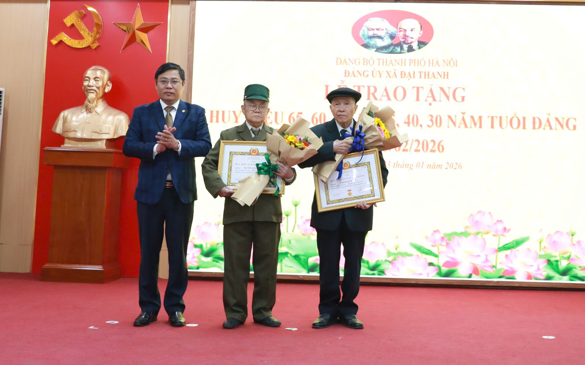 Bí thư Đảng ủy, Chủ tịch HĐND xã Đại Thanh Đặng Đức Quỳnh trao Huy hiệu 65 năm tuổi Đảng tặng các đảng viên lão thành