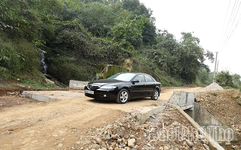 ホアビン-トアンソン道路の建設工事の進捗を促進する。