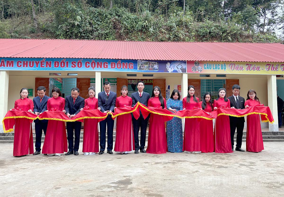 Các đại biểu cắt băng Khánh thành trung tâm chuyển đổi số cộng đồng xã Tân Tiến.