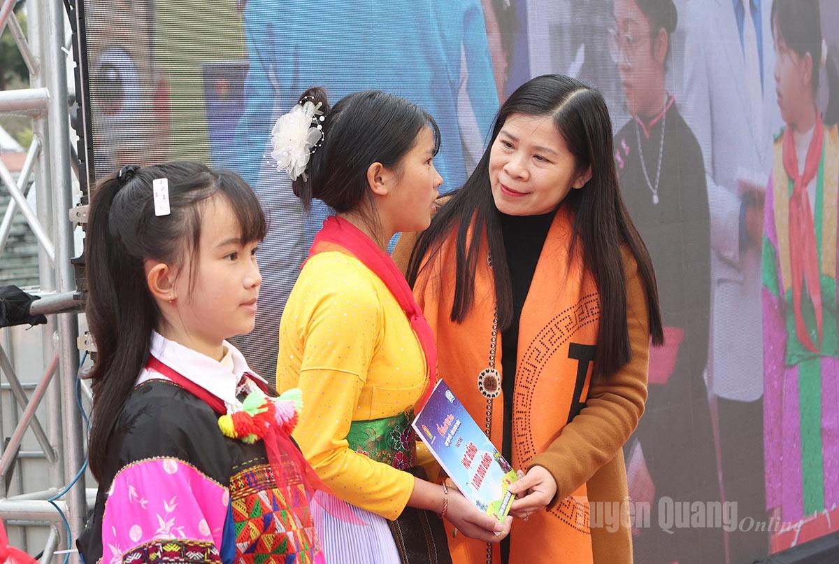 La camarade Le Thi Thanh Tra, membre du Comité provincial du Parti et vice-présidente du Conseil populaire provincial, a remis des bourses d'études et des cadeaux du Têt à des enfants.