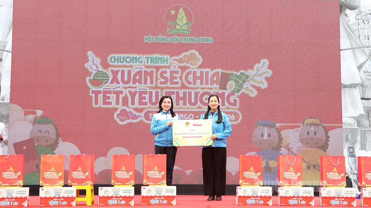 Le camarade Nguyen Pham Duy Trang, secrétaire du Comité central de l'Union de la jeunesse et président du Conseil central des jeunes pionniers, a remis une plaque symbolique représentant les cadeaux du Têt pour les enfants aux dirigeants de l'Union de la jeunesse de la province de Tuyen Quang.