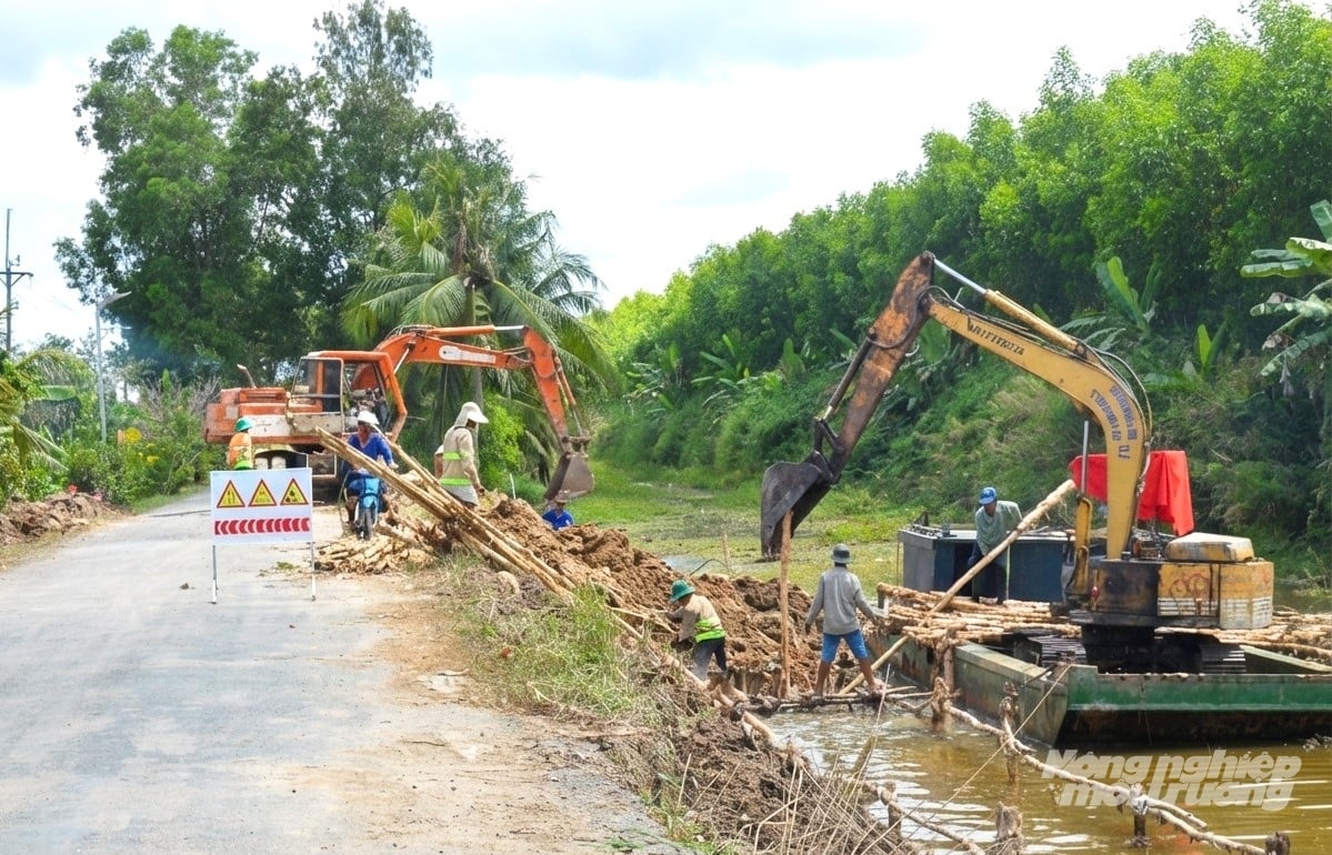 Tỉnh An Giang bố trí kinh phí để các địa phương đắp đập ngăn mặn tạm thời, nạo vét hệ thống kênh mương, phòng chống xâm nhập mặn, chủ động bảo vệ sản xuất và nguồn nước sinh hoạt. Ảnh: Trung Chánh.