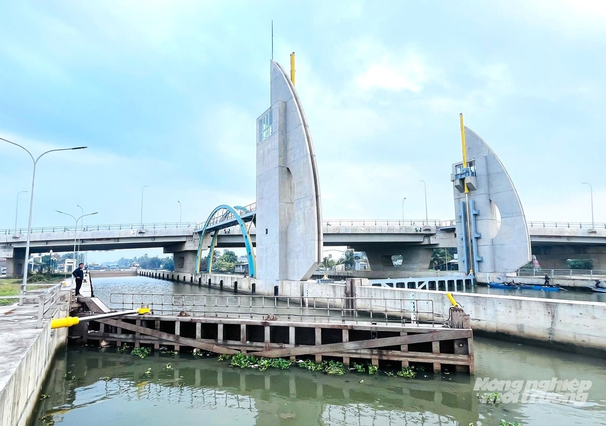 Chi cục Thủy lợi An Giang vận hành cống âu thuyền Vàm Bà Lịch để ngăn nước mặn từ biển Tây xâm nhập vào nội đồng ngay từ đầu mùa không 2026. Ảnh: Trung Chánh. 