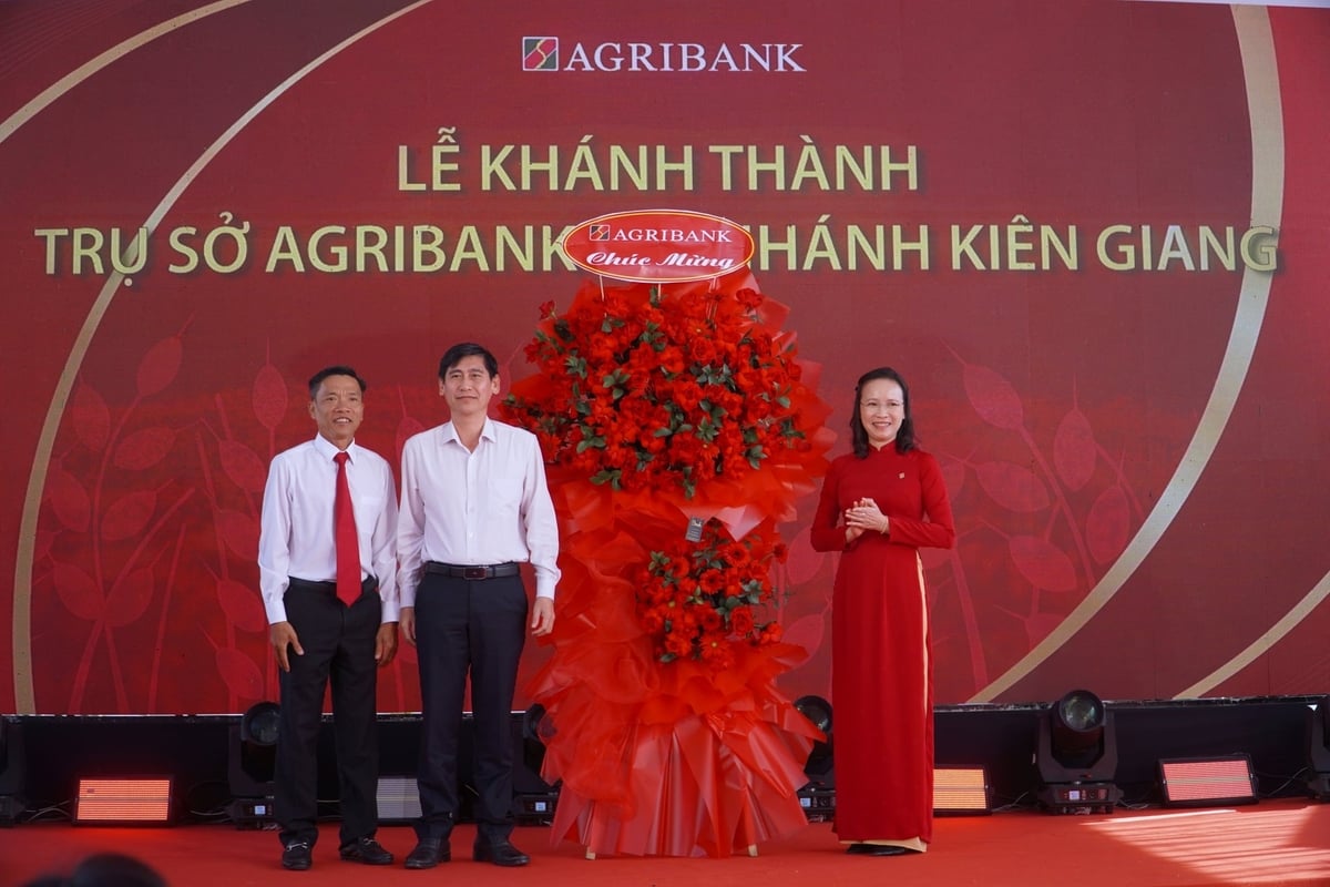 Văn phòng đại diện Agribank khu vực Tây Nam Bộ tặng hoa chúc mừng Agribank chi nhánh Kiên Giang: Ảnh: Kim Anh.