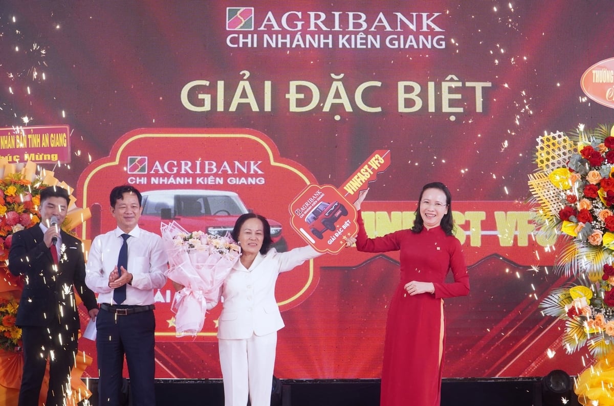 Khách hàng may mắn nhận được giải Đặc biệt chương trình tiết kiệm dự thưởng. Ảnh: Kim Anh.