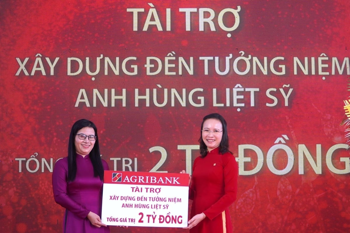 Agribank chi nhánh Kiên Giang trao tặng an sinh xã hội cho UBND phường Rạch Giá. Ảnh: Kim Anh.