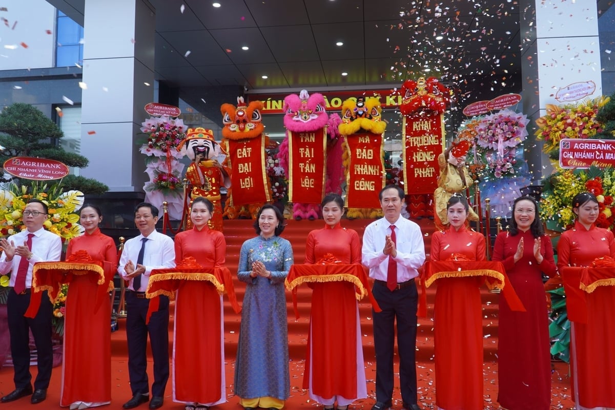 Các đại biểu cắt băng khánh thành trụ sở Agribank chi nhánh Kiên Giang. Ảnh: Kim Anh.