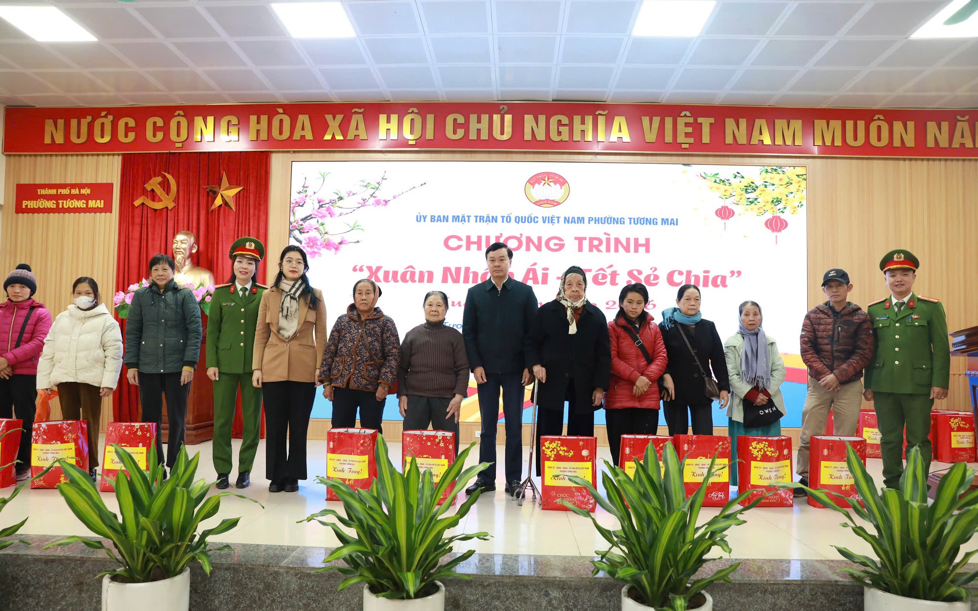 Lãnh đạo phường Tương Mai trao quà tặng cho 11 hộ cận nghèo trên địa bàn