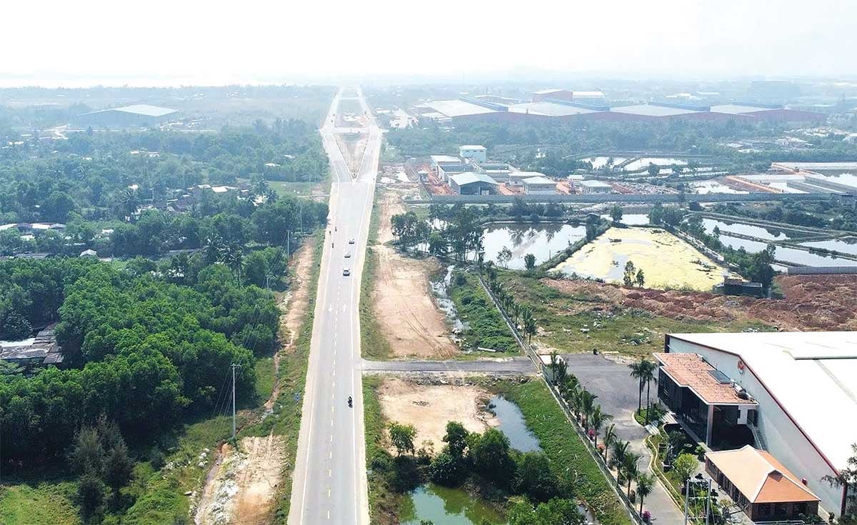 När stadsjärnvägsprojektet i Da Nang är genomfört kommer det att öppna upp en viktig utvecklingskorridor, inklusive stadsområden och logistik. (På bilden: Chu Lai Open Economic Zone - området där stadsjärnvägen i Da Nang planeras att passera (Foto: P.V))