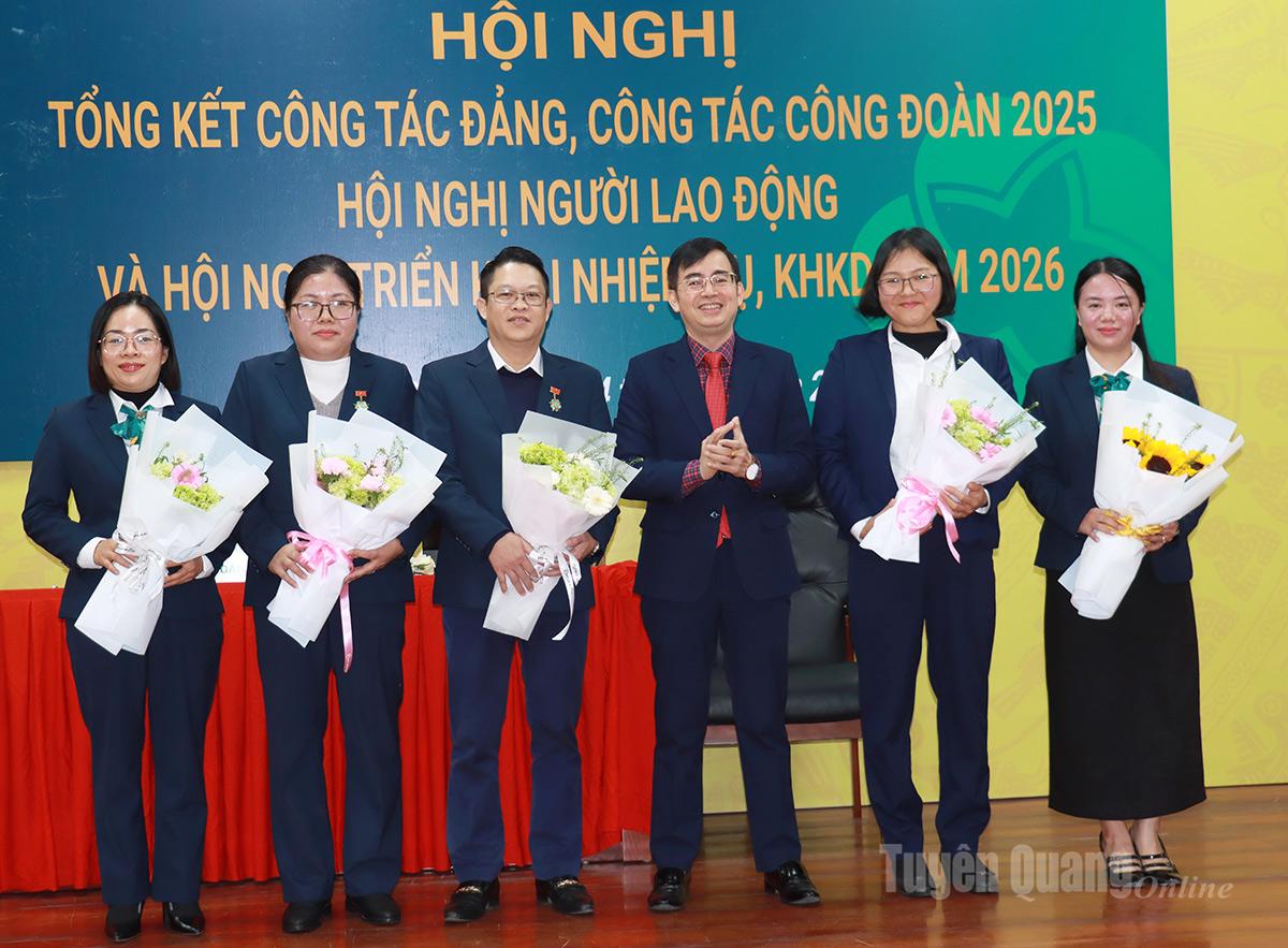 Los líderes del Banco Estatal de Vietnam Región 4 entregaron medallas conmemorativas por sus contribuciones al sector bancario vietnamita a personas del BIDV Ha Giang.