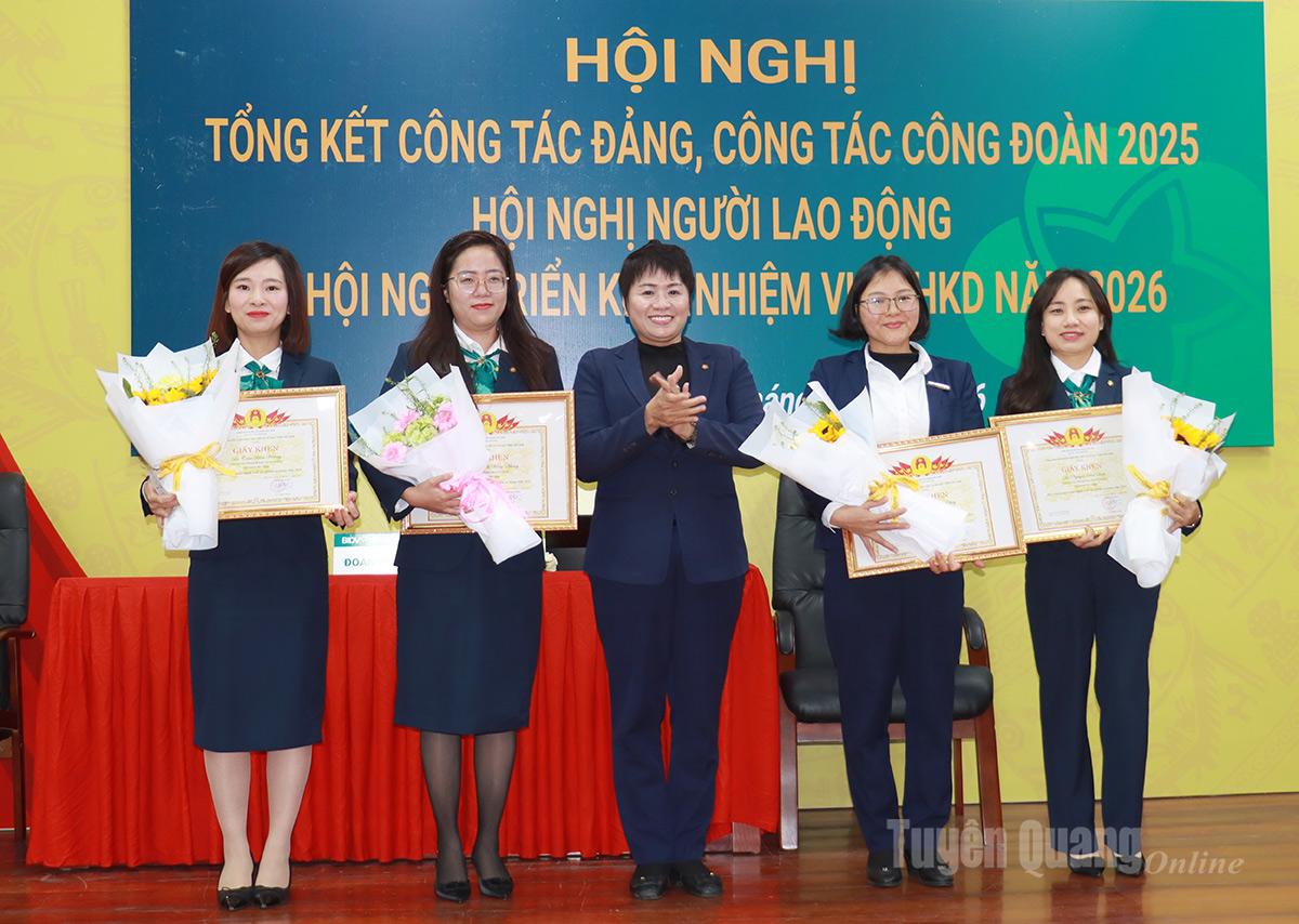 Los líderes del BIDV Ha Giang entregaron certificados de reconocimiento del Director General del Banco de Inversión y Desarrollo de Vietnam (BIDV) a personas individuales.