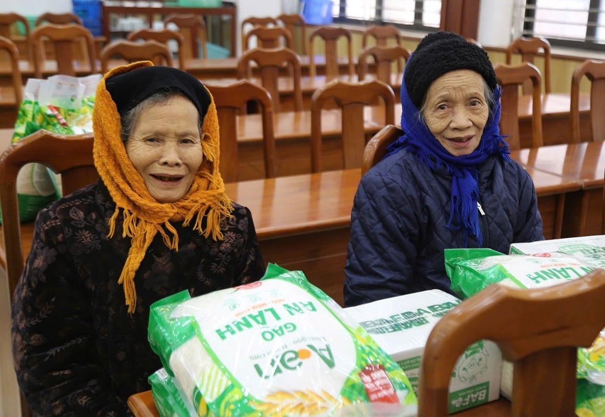 Người dân xã Trường Hà, Hà Quảng phấn khởi nhận gạo hỗ trợ tại chương trình. Ảnh: Hoàng Nghĩa.
