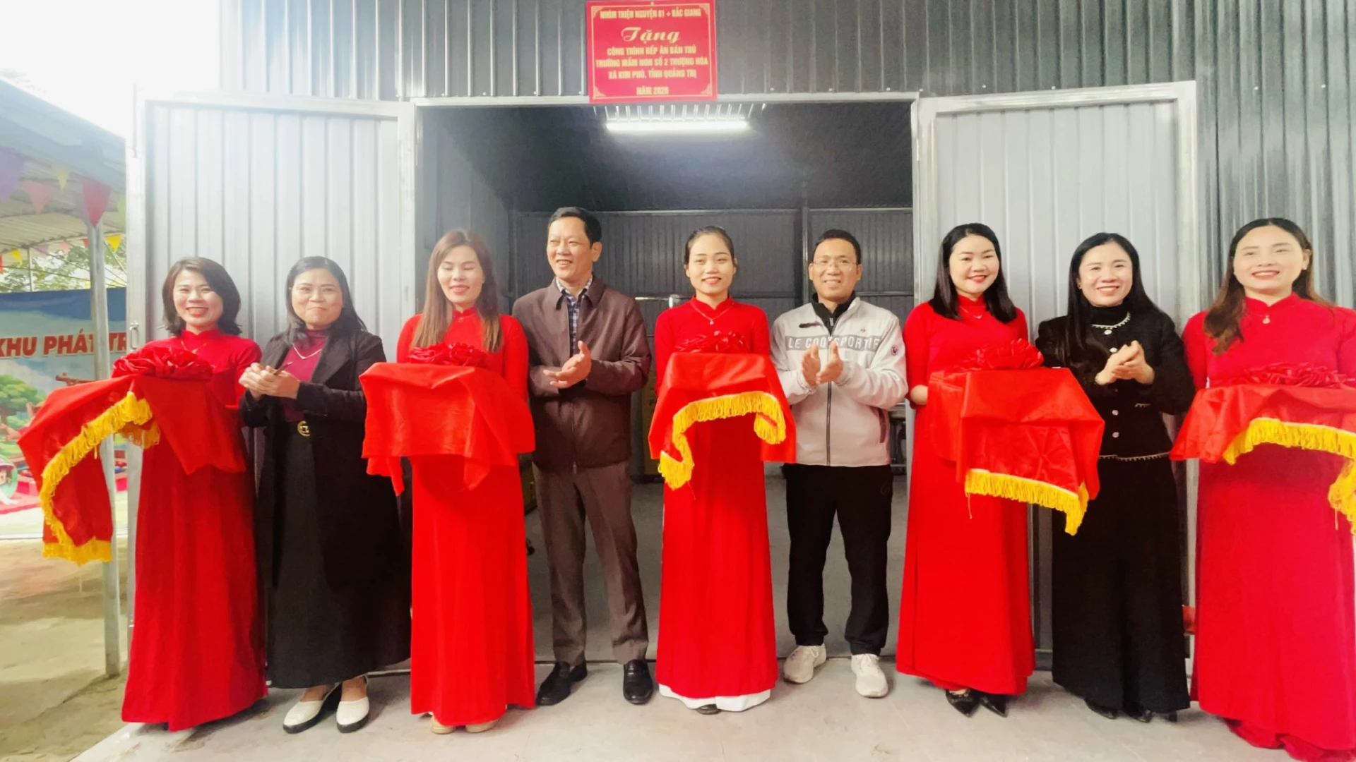 Des délégués coupent le ruban pour inaugurer la cantine de l'école du village de Mo O O O, maternelle n° 2 de Thuong Hoa, commune de Kim Phu - Photo : X.P