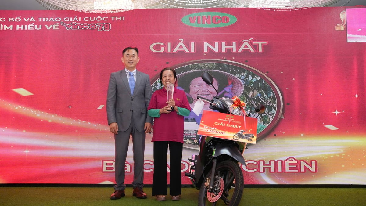 Ban tổ chức trao giải nhất của cuộc thi. Ảnh: Vinco.