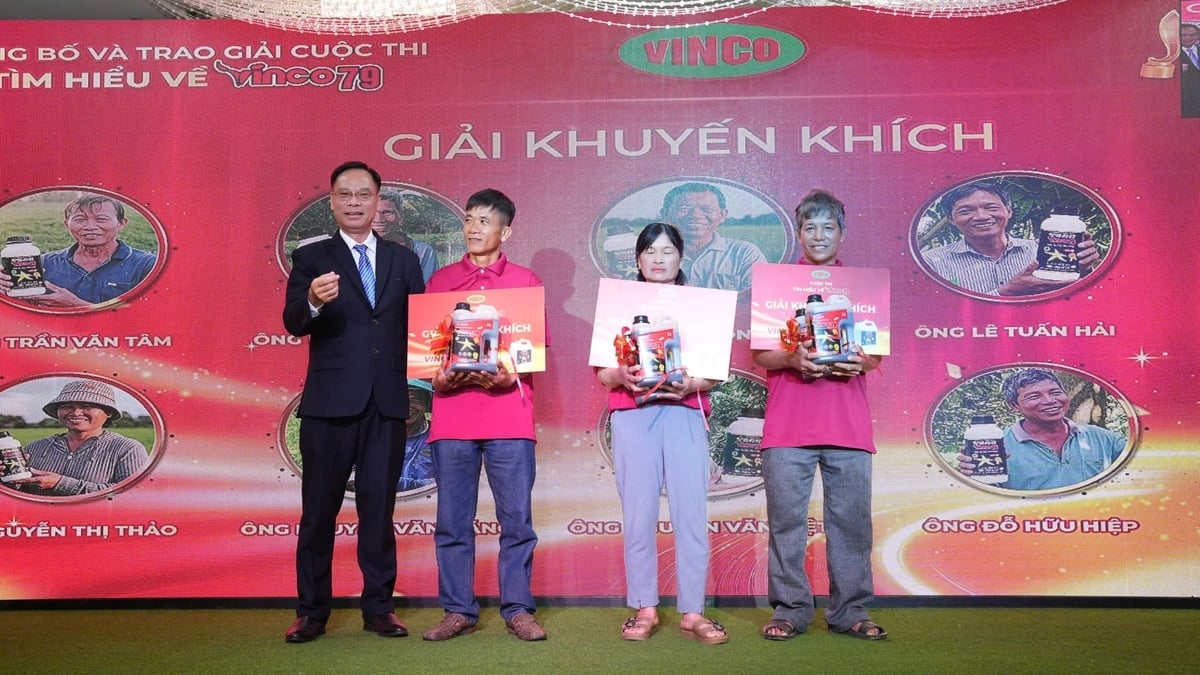 Ban tổ chức trao giải khuyến khích cuộc thi. Ảnh: Vinco.