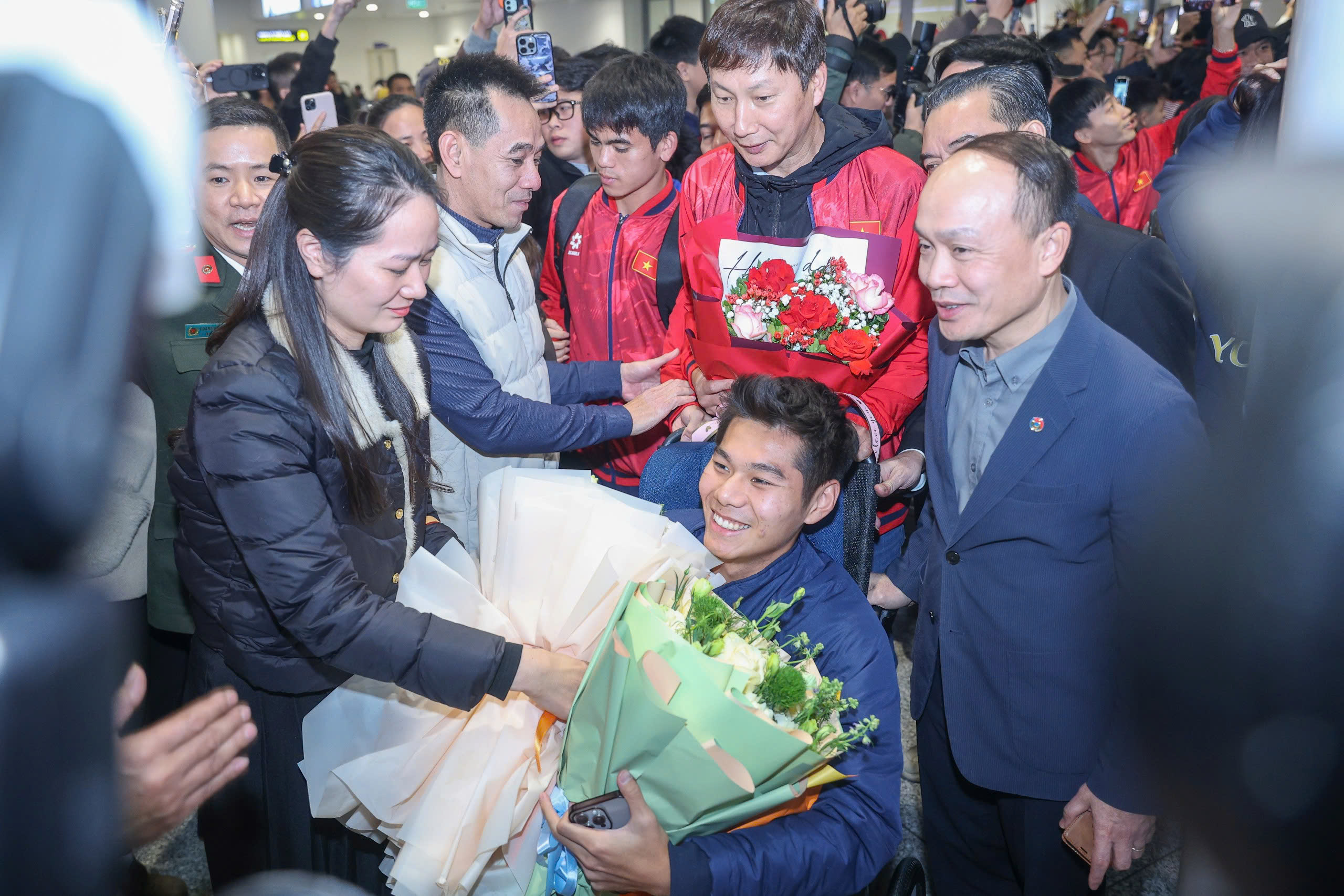 Hieu Minh receives flowers in a wheelchair, Vietnam U23 team welcomed by a 'sea of ​​people': Coach Kim overwhelmed with emotion - Photo 4.