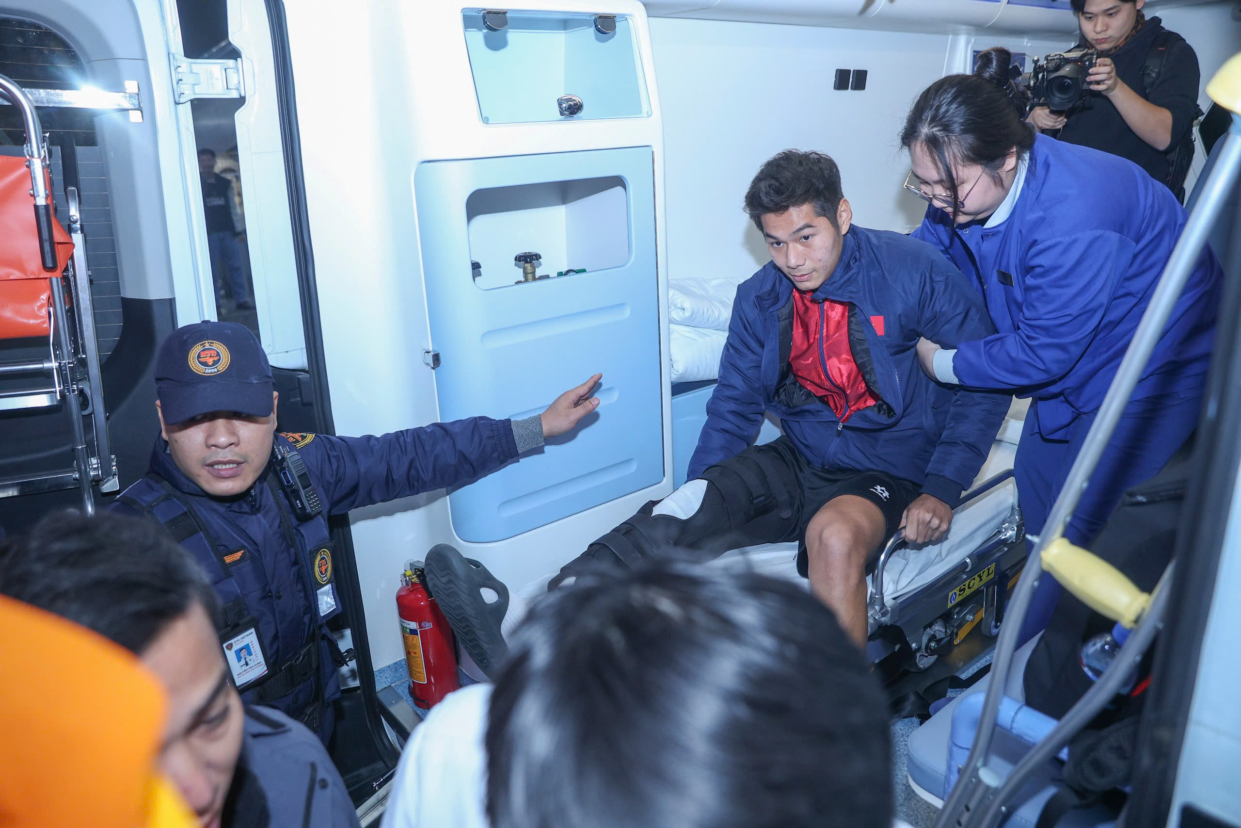 Hieu Minh receives flowers in a wheelchair, Vietnam U23 team welcomed by a 'sea of ​​people': Coach Kim overwhelmed with emotion - Photo 5.