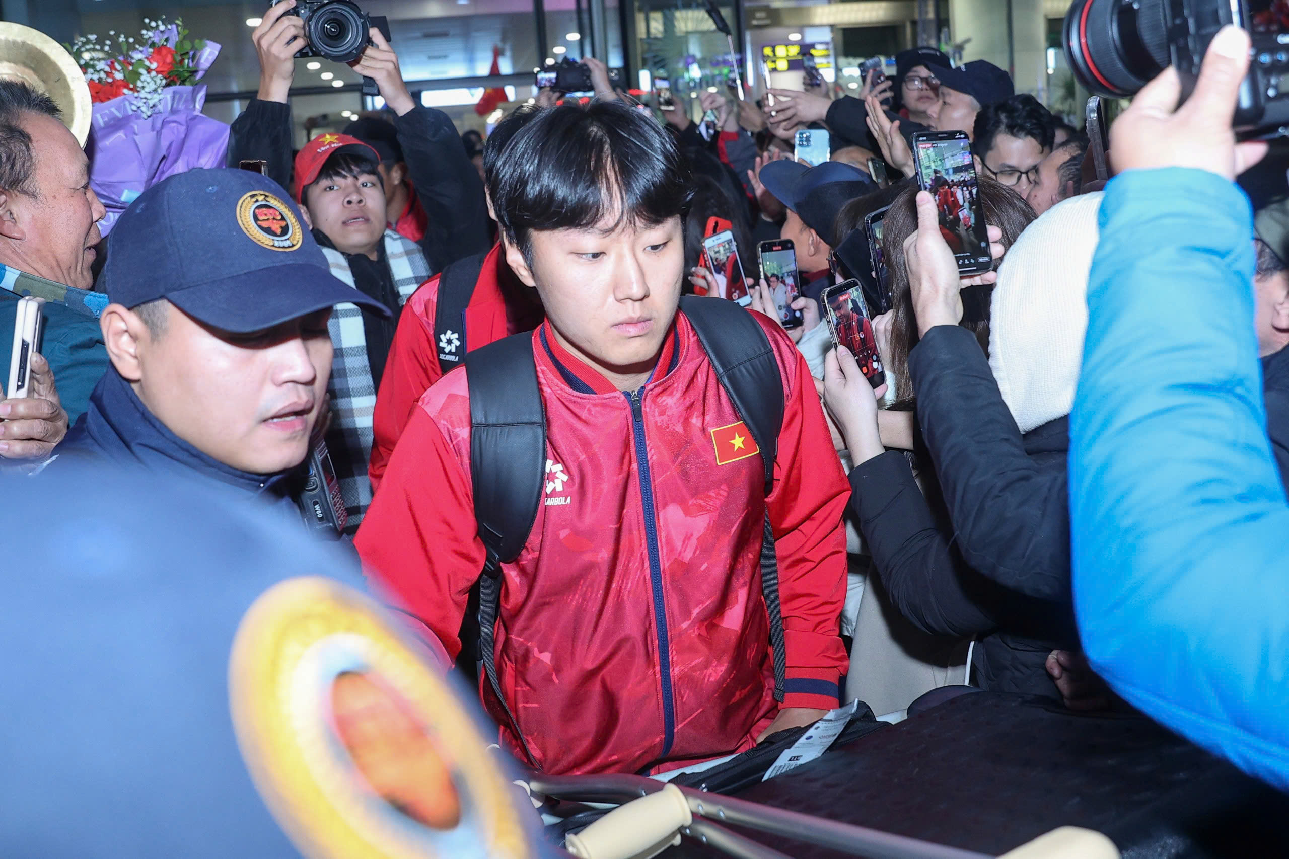 Hieu Minh receives flowers in a wheelchair, Vietnam U23 team welcomed by a 'sea of ​​people': Coach Kim overwhelmed with emotion - Photo 7.