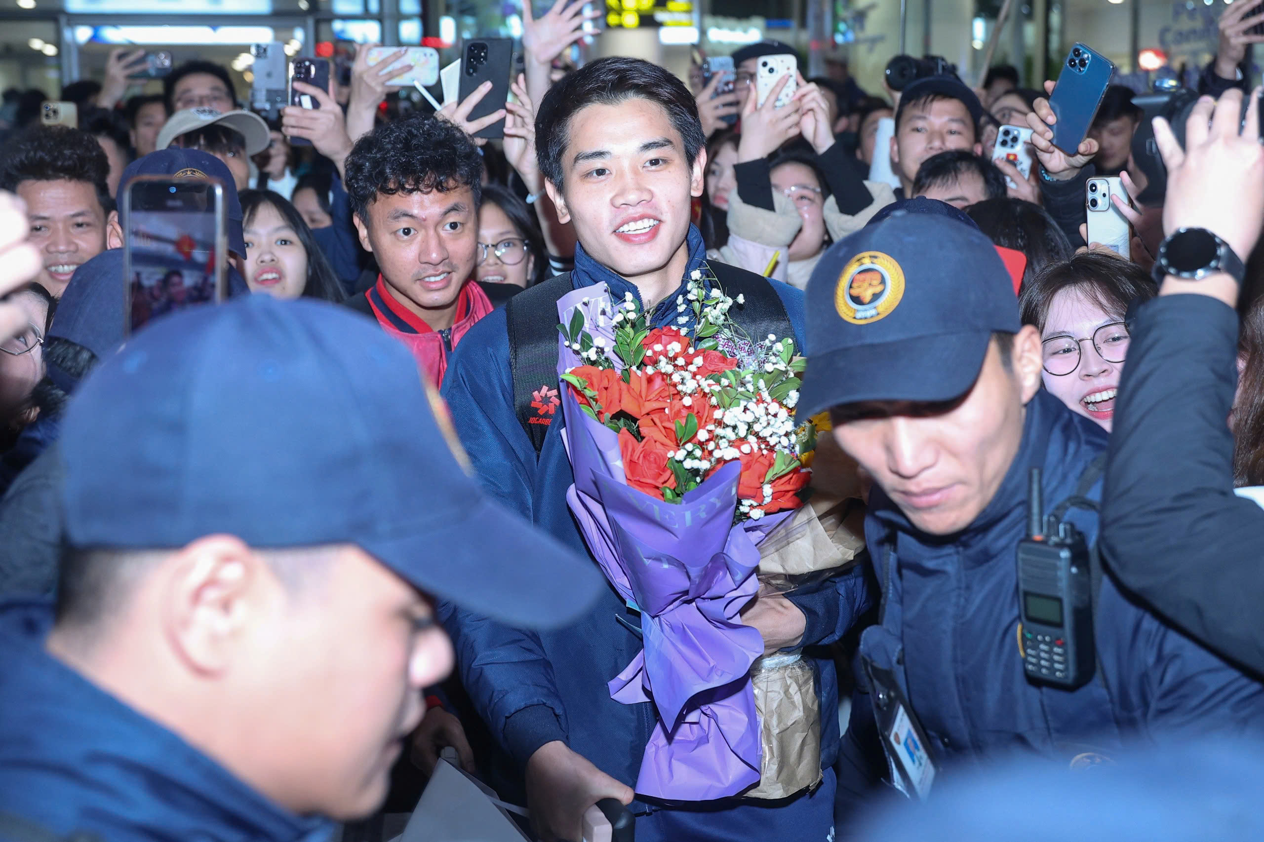 Hieu Minh receives flowers in a wheelchair, Vietnam U23 team welcomed by a 'sea of ​​people': Coach Kim overwhelmed with emotion - Photo 8.