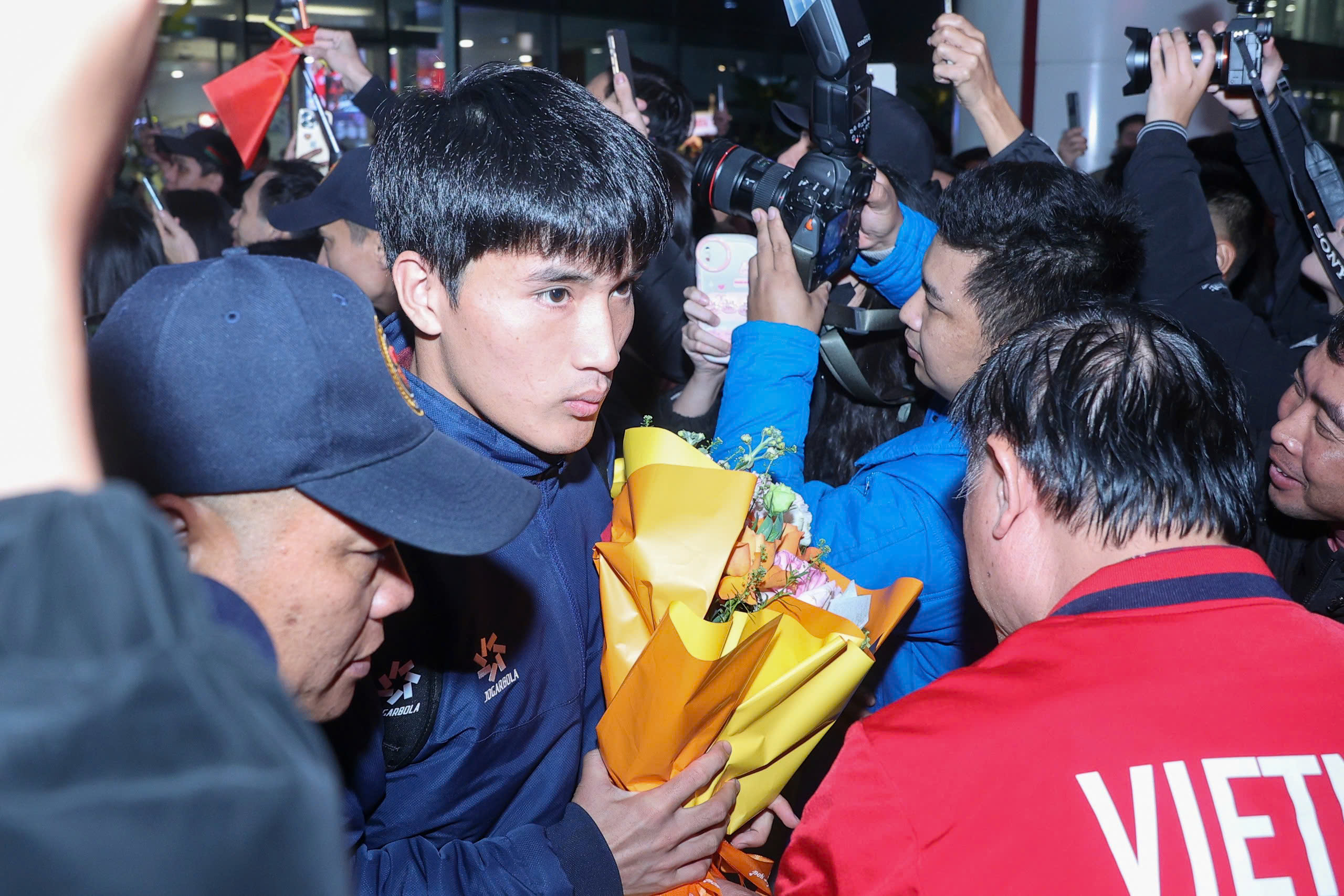 Hieu Minh receives flowers in a wheelchair, Vietnam U23 team welcomed by a 'sea of ​​people': Coach Kim overwhelmed with emotion - Photo 9.