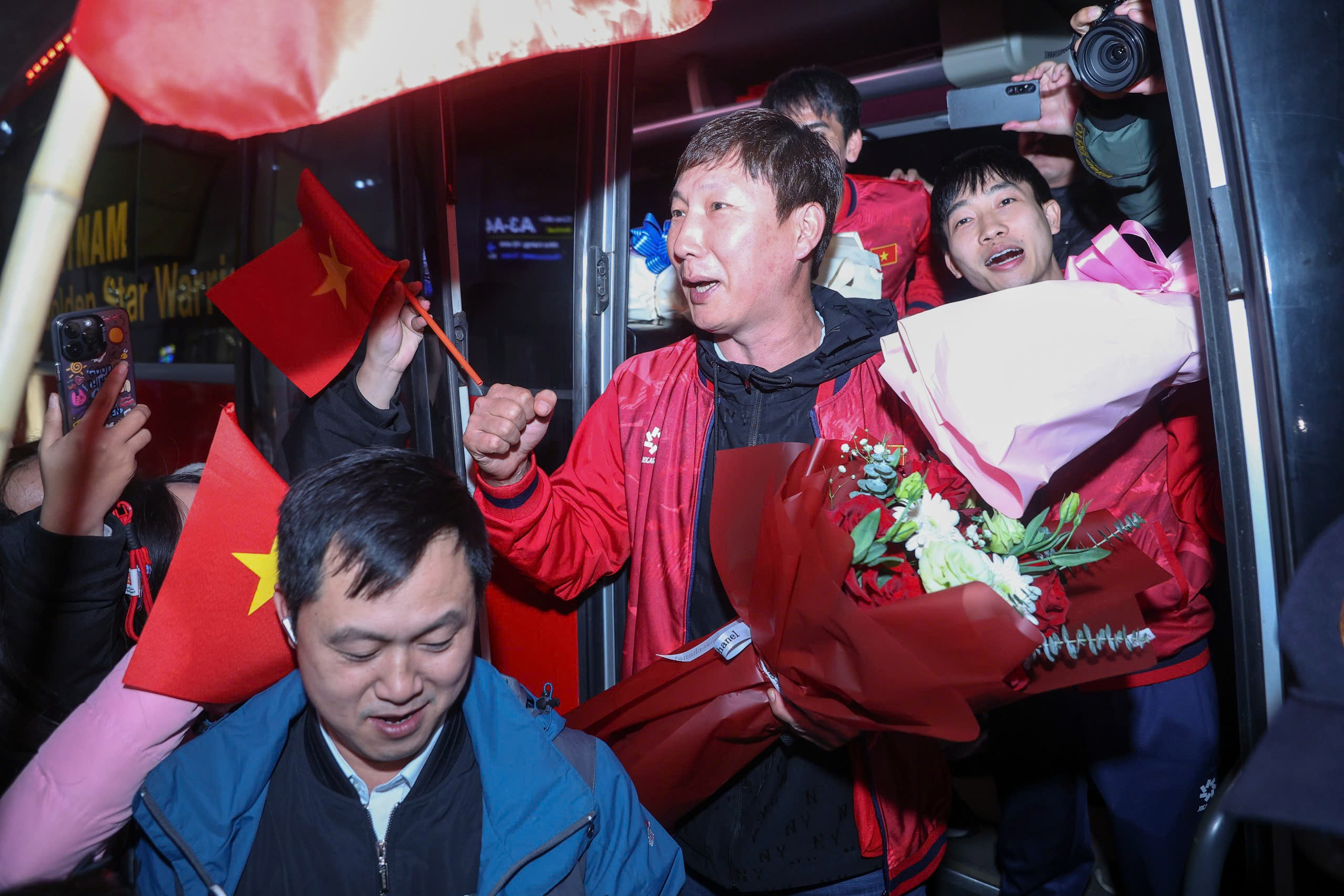 Hieu Minh receives flowers in a wheelchair, Vietnam U23 team welcomed by a 'sea of ​​people': Coach Kim overwhelmed with emotion - Photo 10.