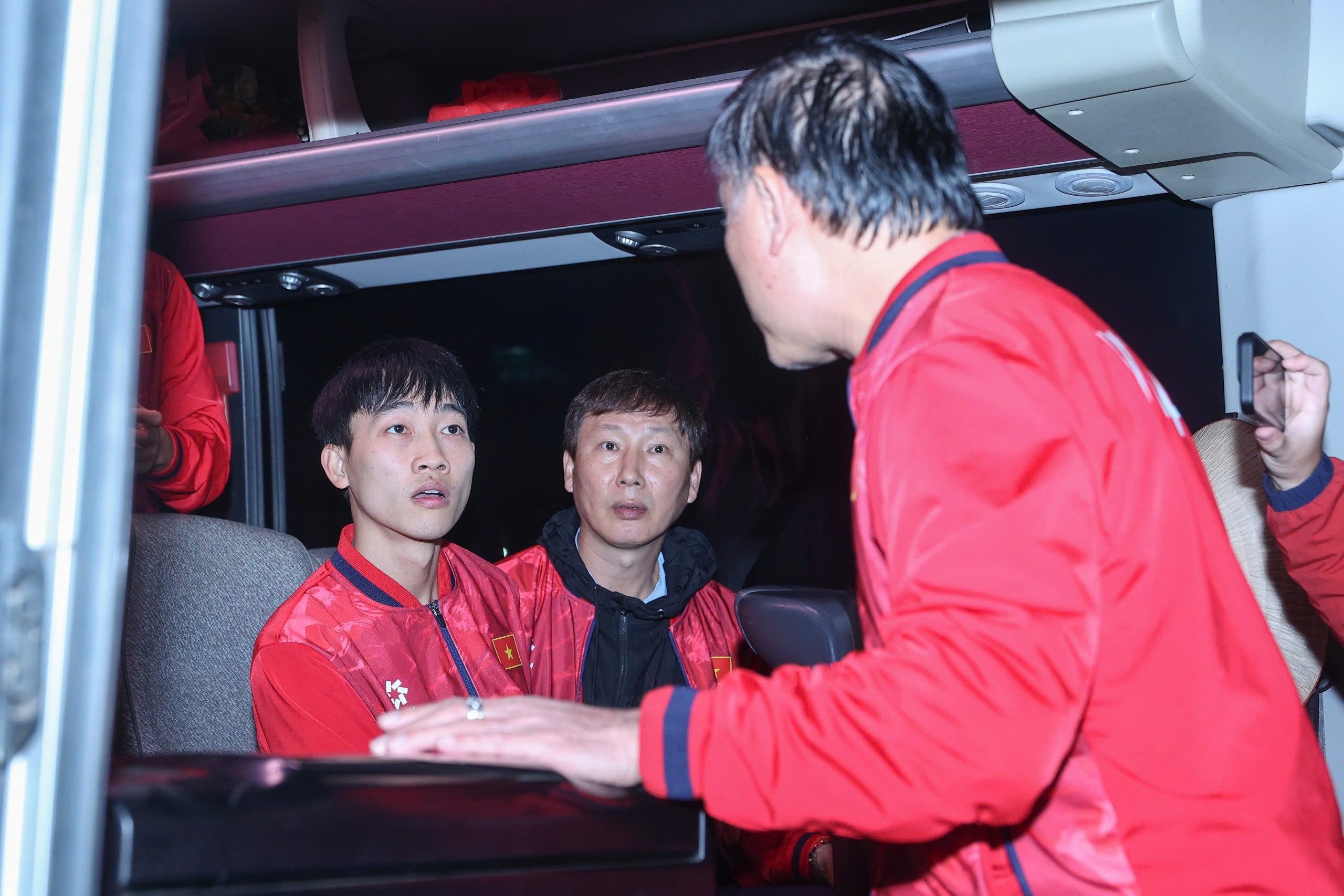 Hieu Minh receives flowers in a wheelchair, Vietnam U23 team welcomed by a 'sea of ​​people': Coach Kim overwhelmed with emotion - Photo 12.