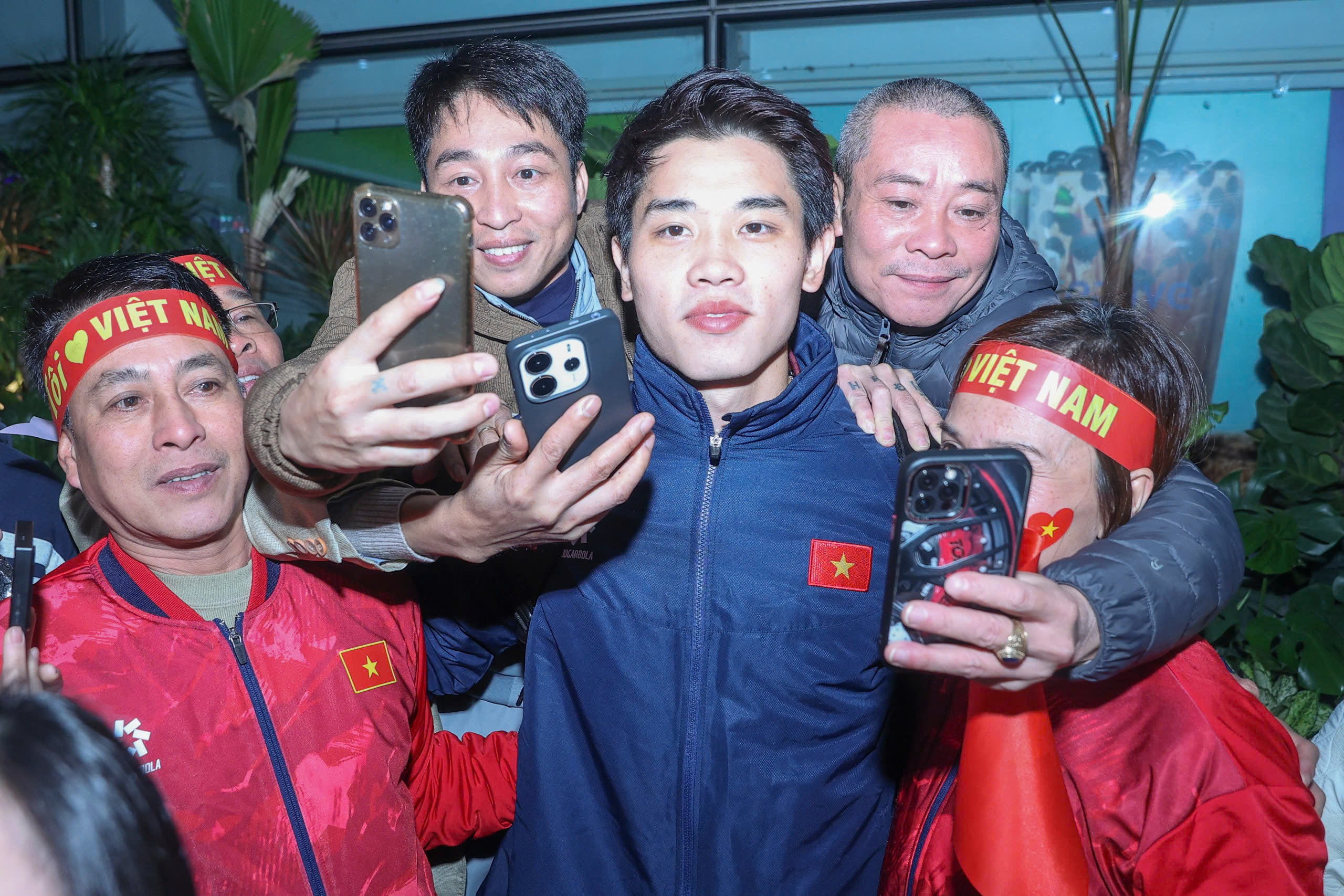 Hieu Minh receives flowers in a wheelchair, Vietnam U23 team welcomed by a 'sea of ​​people': Coach Kim overwhelmed with emotion - Photo 13.