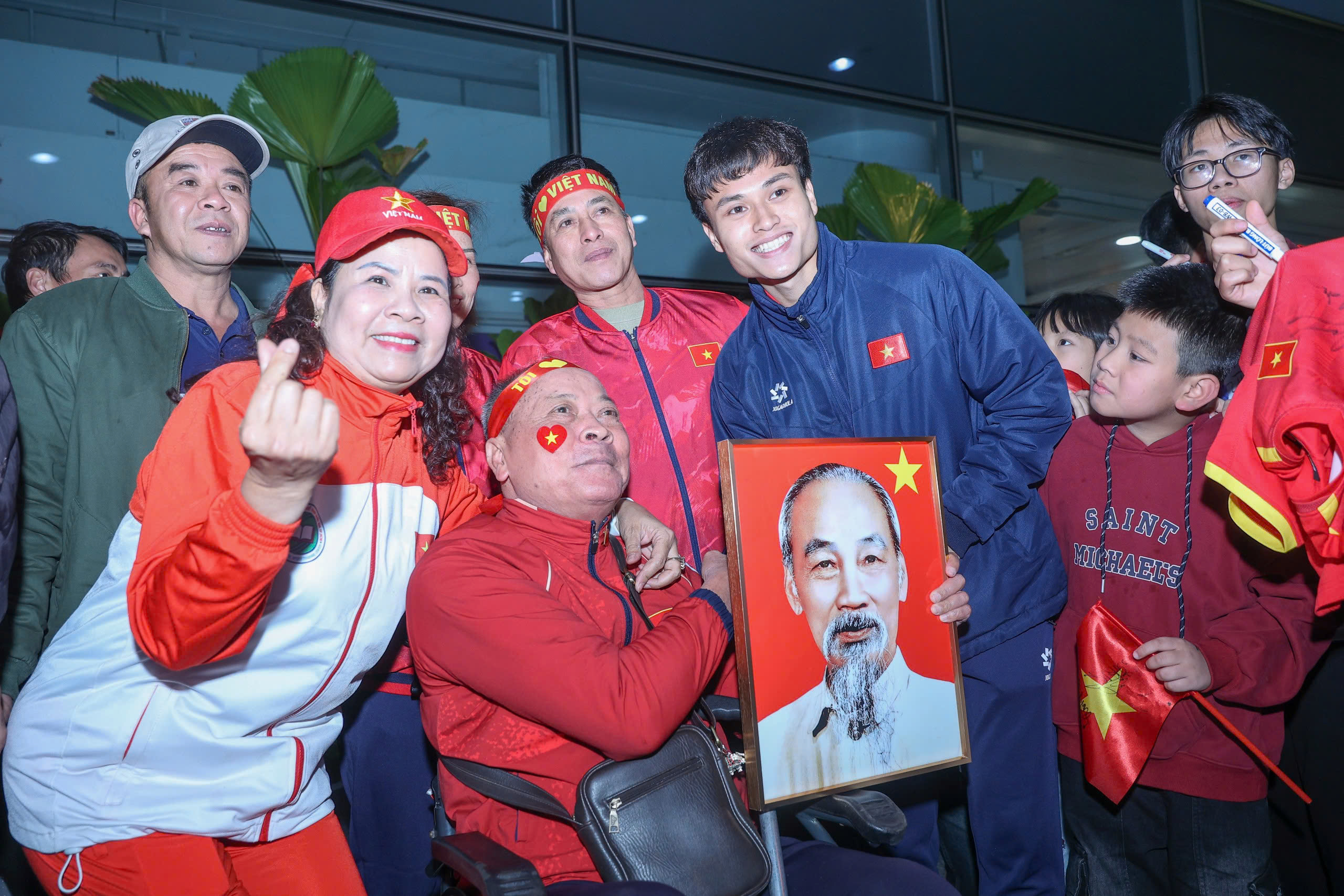 Hieu Minh receives flowers in a wheelchair, Vietnam U23 team welcomed by a 'sea of ​​people': Coach Kim overwhelmed with emotion - Photo 15.