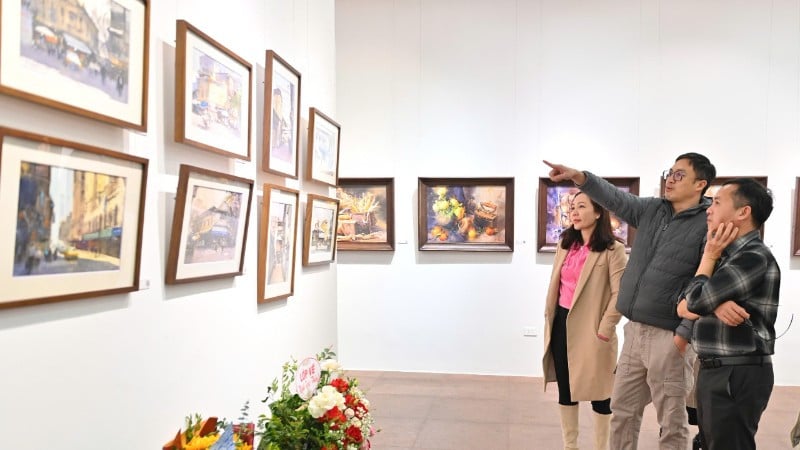 「水彩画の物語 ベトナム水彩画家たち」展示スペースの一角。