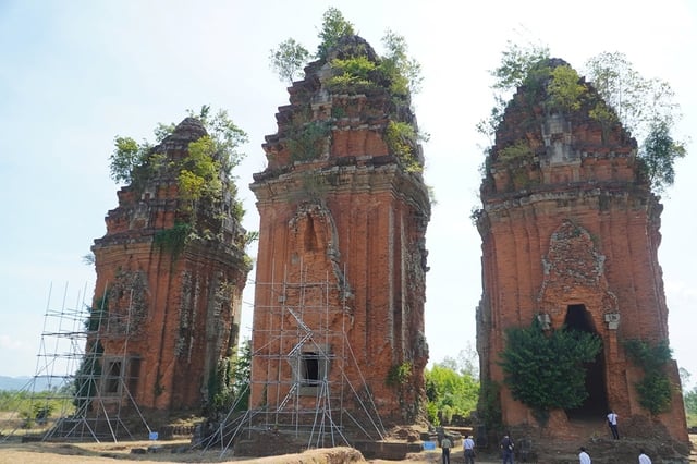 Рабочие обнаружили два рельефа культуры Чампа в башне Дуонг Лонг — Фото 3.