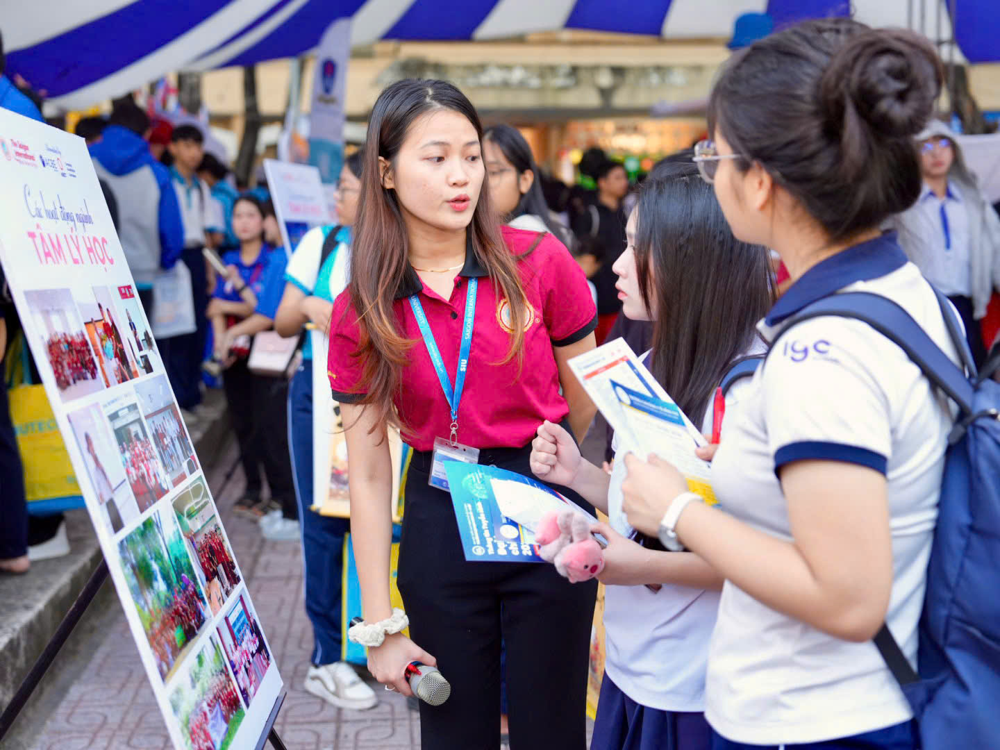 Tìm hiểu ngành học tại gian hàng tư vấn giáo dục trường ĐH Đồng Nai - Ảnh 1.