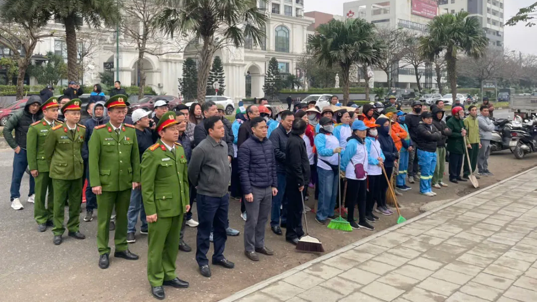 Phú Thượng ra quân xử lý vi phạm trật tự an toàn giao thông, trật tự đô thị và vệ sinh môi trường- Ảnh 1.