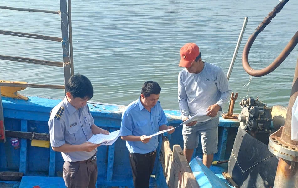 Lực lượng chức năng cùng Ban Quản lý các cảng cá tỉnh Lâm Đồng kiểm soát chặt chẽ tàu xuất nhập bến. Ảnh: KS.