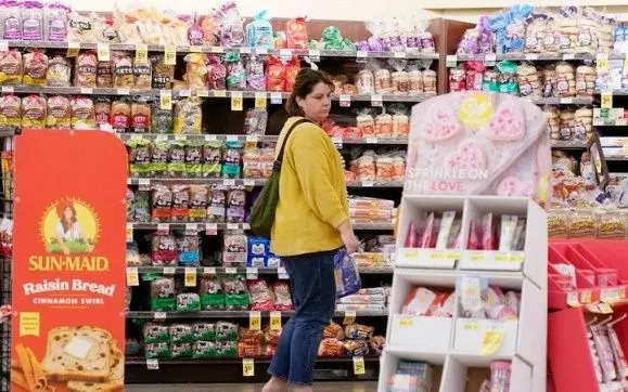 Persone fanno la spesa in un supermercato a Millbrae, negli Stati Uniti. (Foto: THX) Người dân mua sắm tại siêu thị ở Millbrae, Mỹ. (Ảnh: THX)
