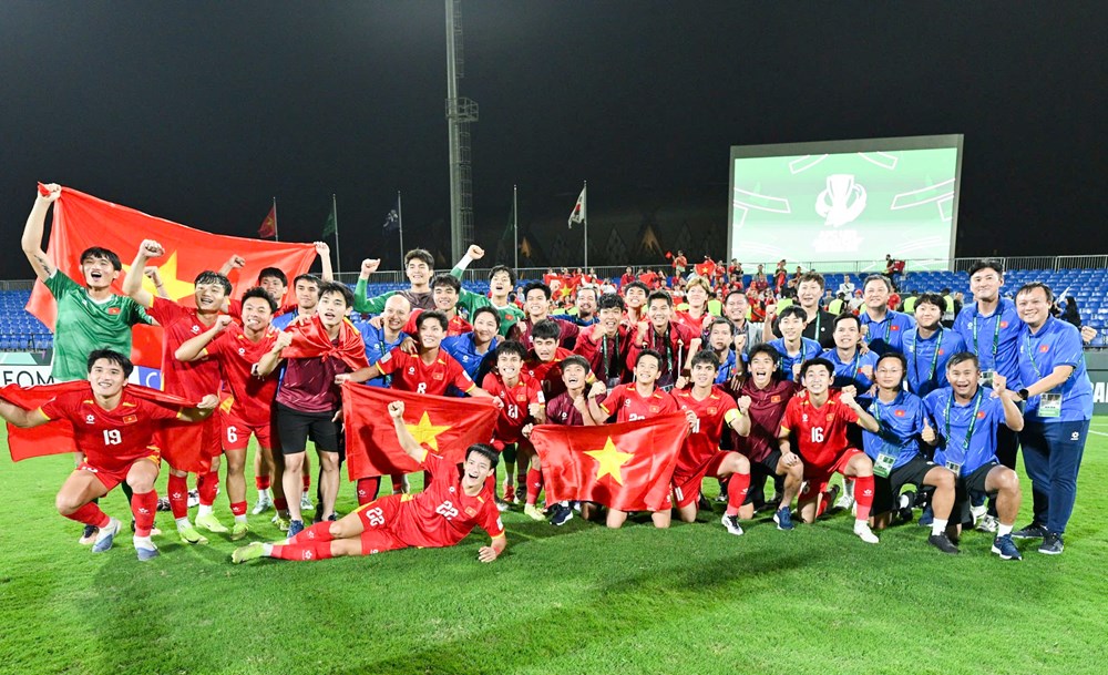 ประธานเอเอฟซีแสดงความยินดีกับทีมชาติเวียดนาม U23 ที่คว้าเหรียญทองแดงในการแข่งขันชิงแชมป์เอเชีย - ภาพที่ 1