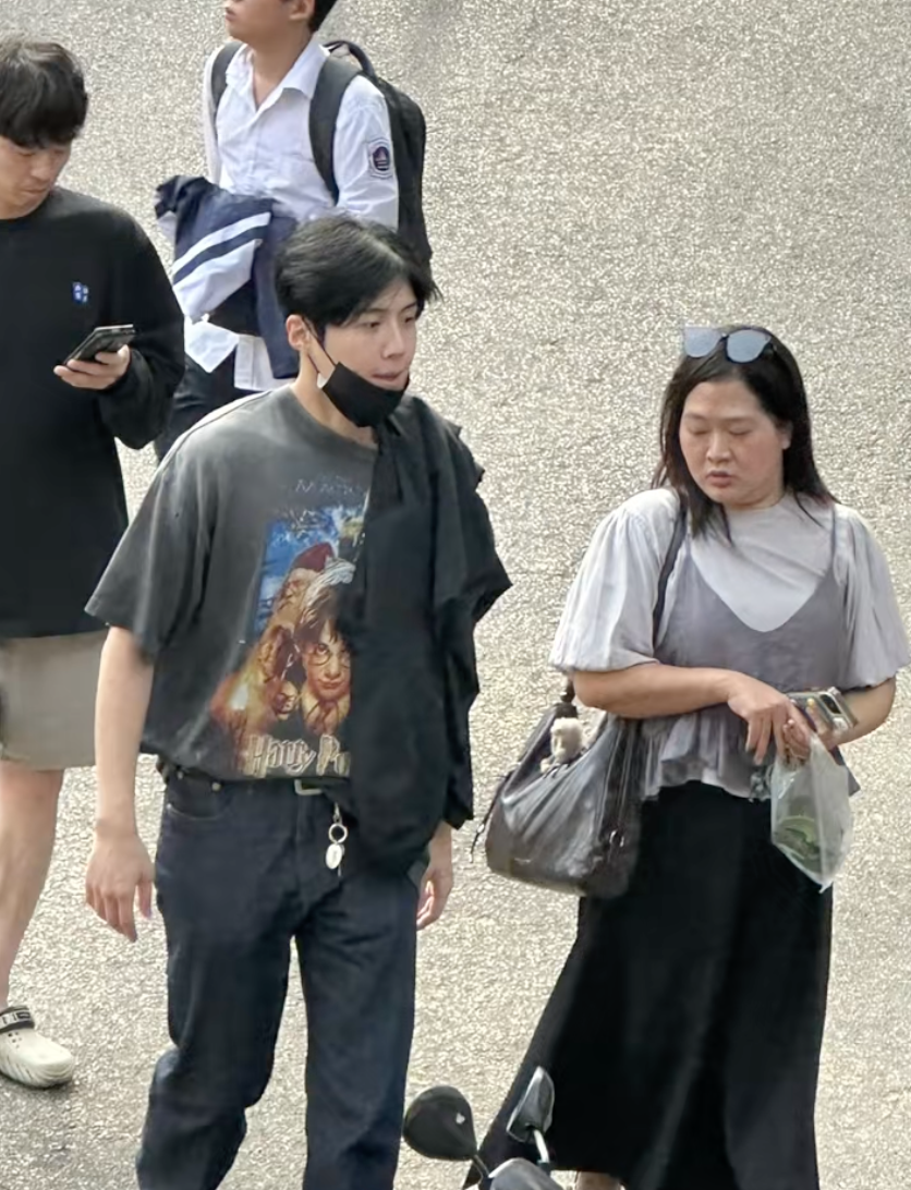 Kim Seon Ho, older brother