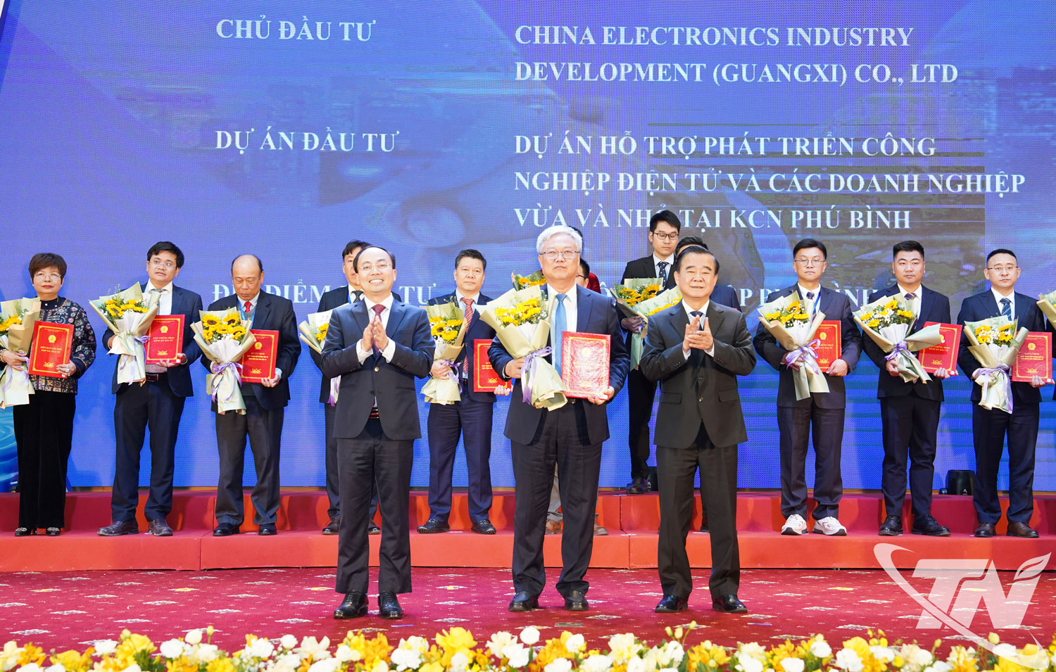 Các đồng chí lãnh đạo tỉnh trao quyết định phê duyệt chủ trương đầu tư, giấy chứng nhận đăng ký đầu tư cho các doanh nghiệp trong và ngoài nước tại Hội nghị xúc tiến đầu tư tỉnh Thái Nguyên năm 2026.