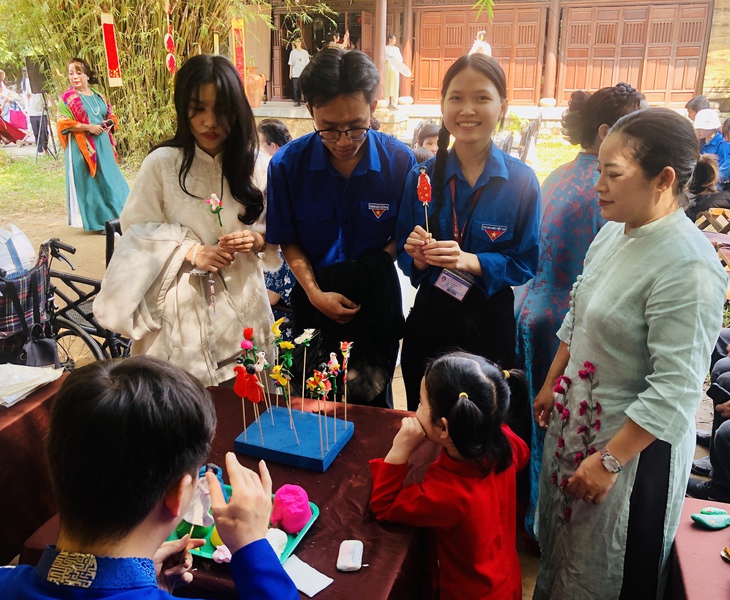 O Museu Ao Dai recebe uma valiosa coleção de selos e documentos sobre o Ao Dai - Foto 4. Bảo tàng Áo dài - Ảnh 4.
