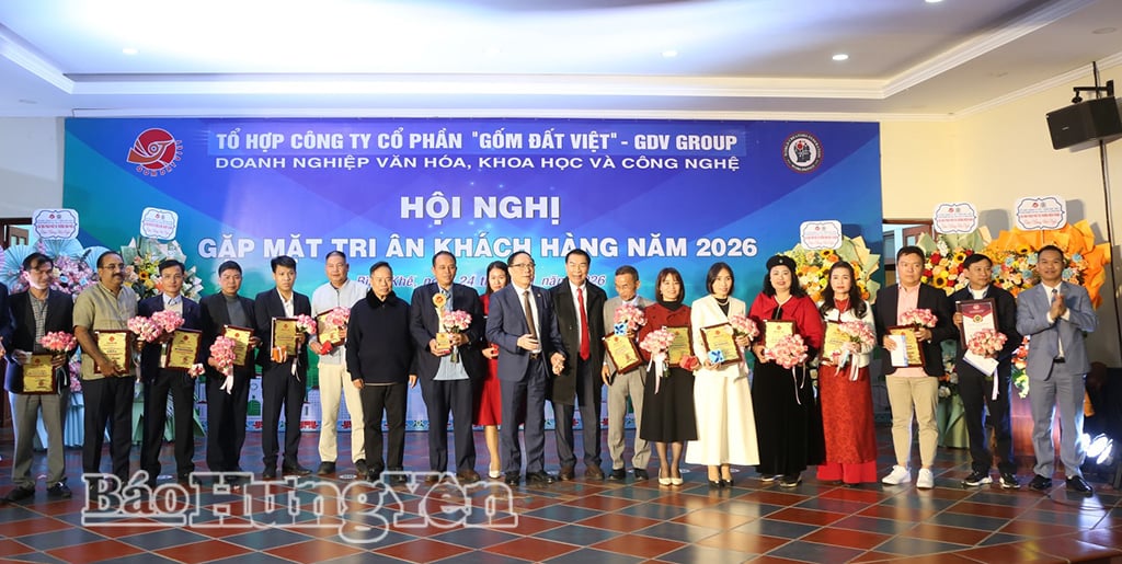 I dirigenti della Viet Ceramic Joint Stock Company e i delegati hanno consegnato delle targhe commemorative per esprimere gratitudine ai distributori nazionali e internazionali che si sono distinti per il loro impegno.