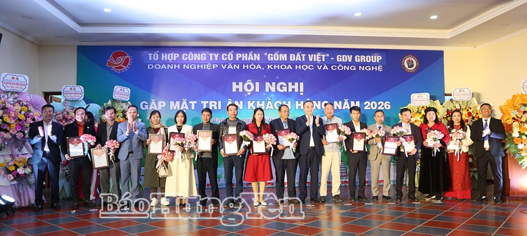 La Dat Viet Ceramic Joint Stock Company e la Dat Viet Brick and Tile Joint Stock Company hanno premiato i distributori di mattoni e piastrelle che hanno raggiunto il fatturato più elevato nel 2025.