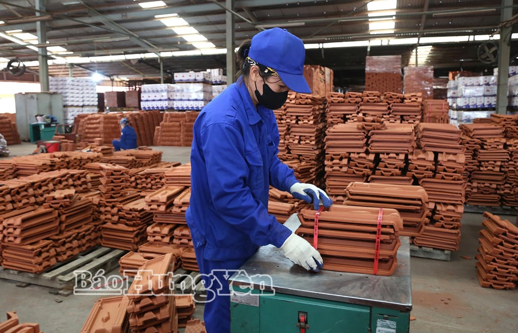 Operai presso il complesso della Viet Ceramic Joint Stock Company sulla linea di produzione.