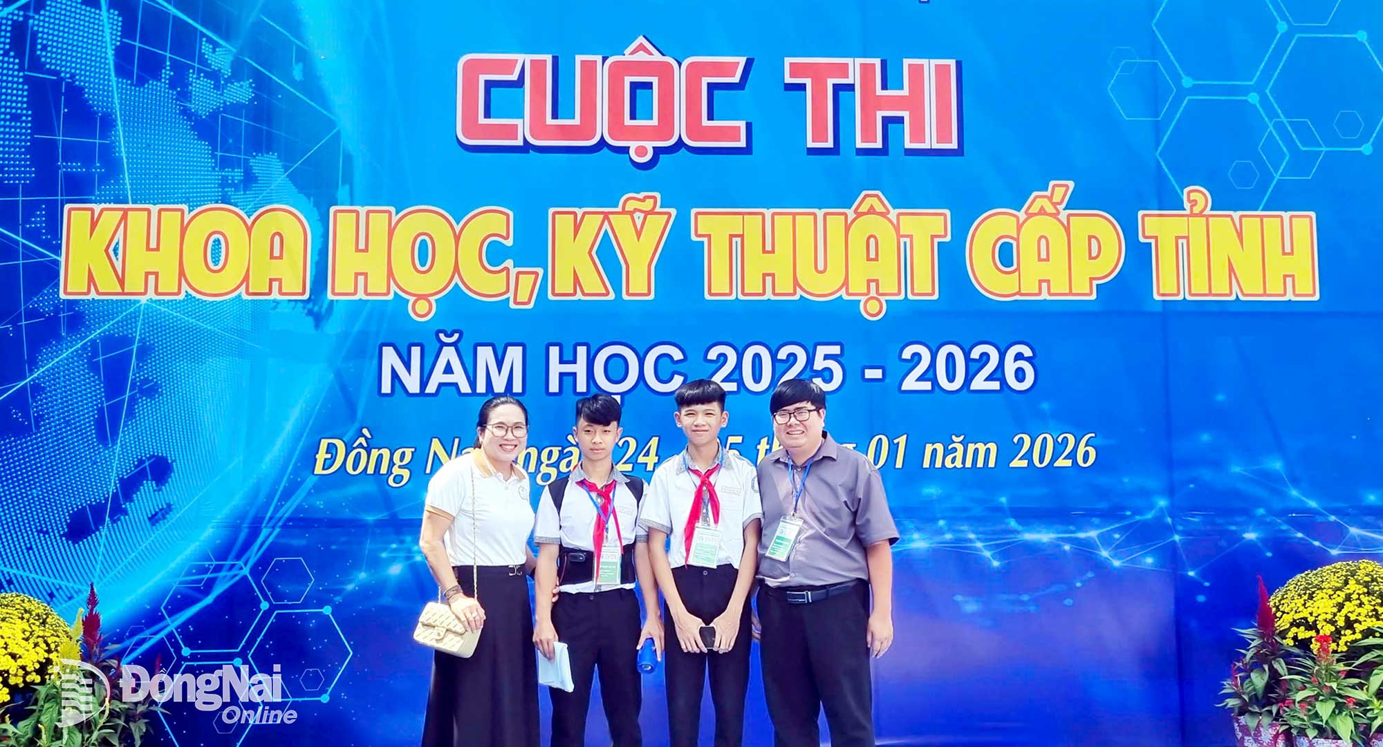 The team of authors from the Electric Vehicle Project for Rubber Latex Collection, from Nguyen Cong Tru Secondary School and Hung Thinh Secondary School, took a commemorative photo with their supervising teacher. This is one of six project teams that participated in the national competition. Photo: Provided by the team.